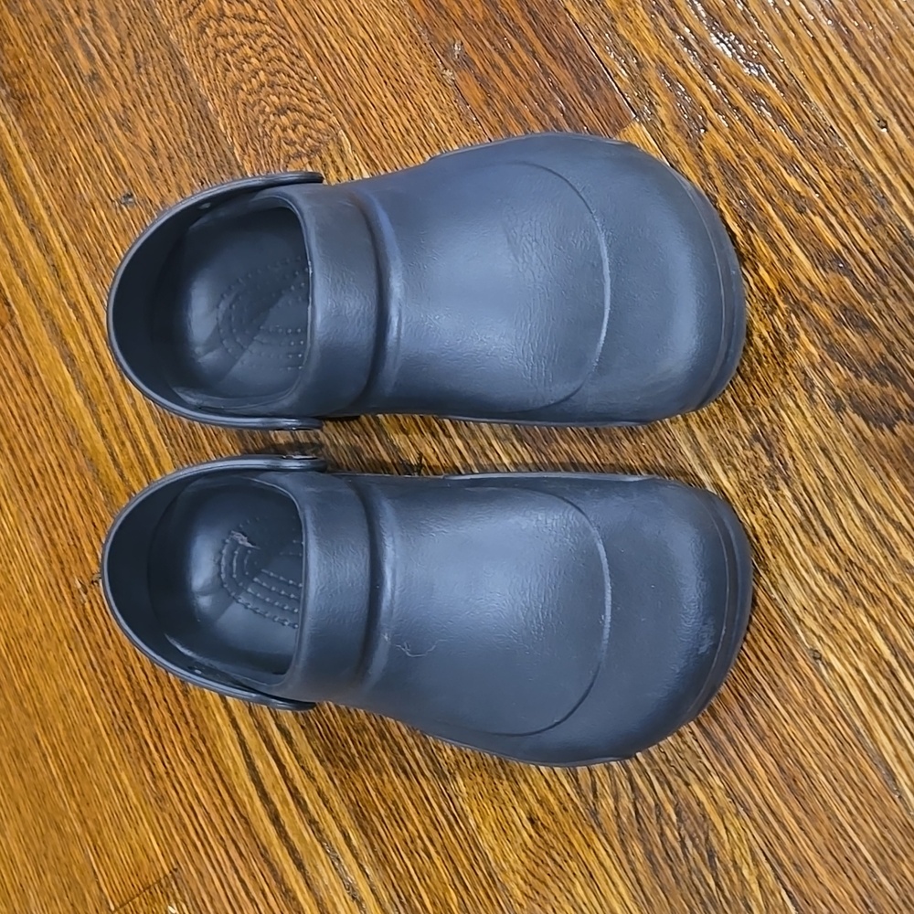 Crocs....bistro style....black men's 8/women's 10